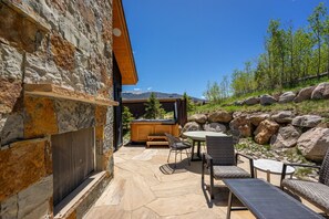 Outdoor dining - Moonlight Ridge - Private Hot Tub, Sleeps 10 - 7 beds! (Silverthorne)