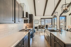 Fridge, microwave, oven, stovetop - Moonlight Ridge - Private Hot Tub, Sleeps 10 - 7 beds! (Silverthorne)