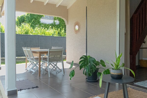 Outdoor dining - Private House Castel (Lamentin)