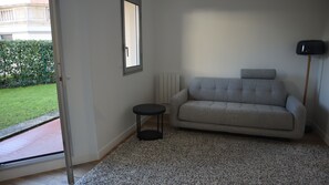 Living area - Charming renovated T2 Rueil Malmaison: Mobility lease (Rueil-Malmaison)