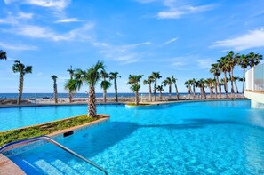 Una piscina cubierta, una piscina climatizada
