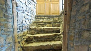 Eine Steintreppe führt zu einem Holzschrank.