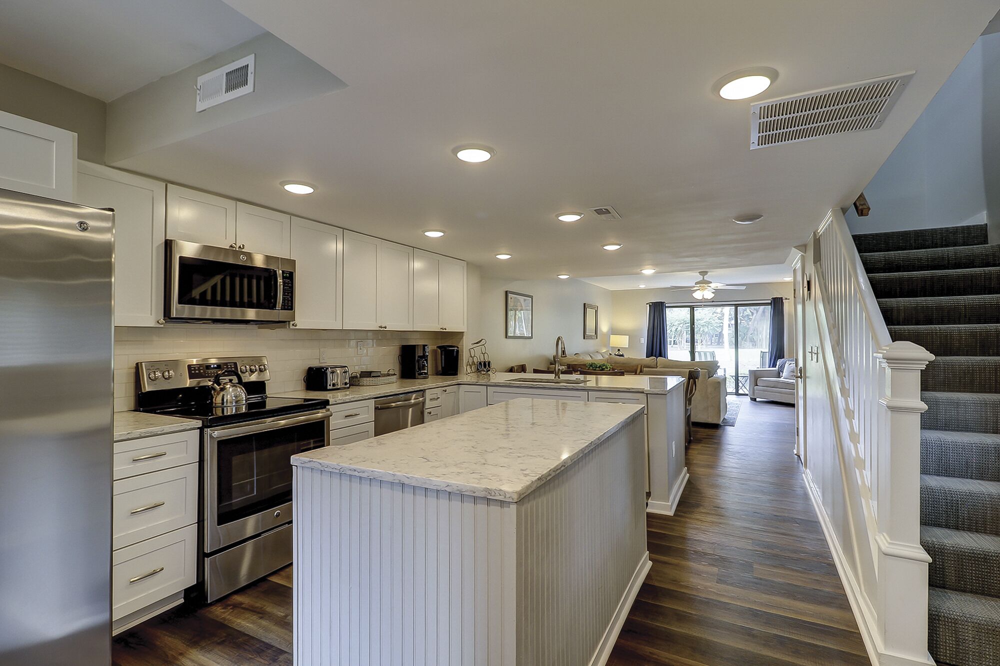 Fridge, microwave, stovetop, dishwasher