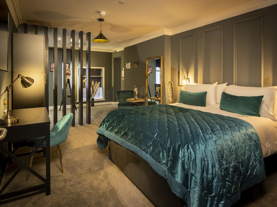 Kahden hengen classic-huone | Ylelliset vuodevaatteet, pillowtop-patjalliset sängyt, työpöytä