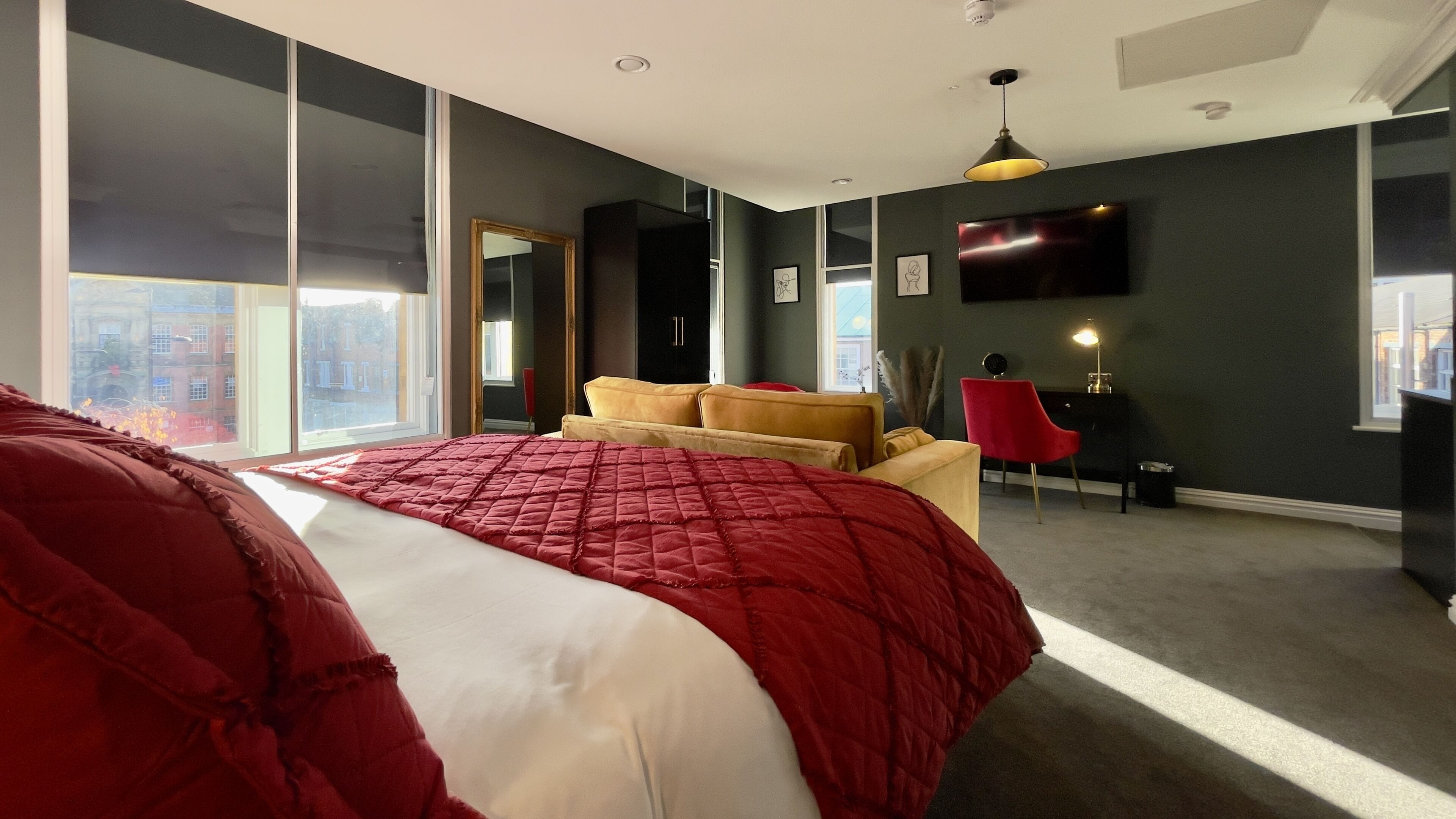 Deluxe Studio Suite | Peralatan tempat tidur premium, tilam berlapik, meja, kalis bunyi 