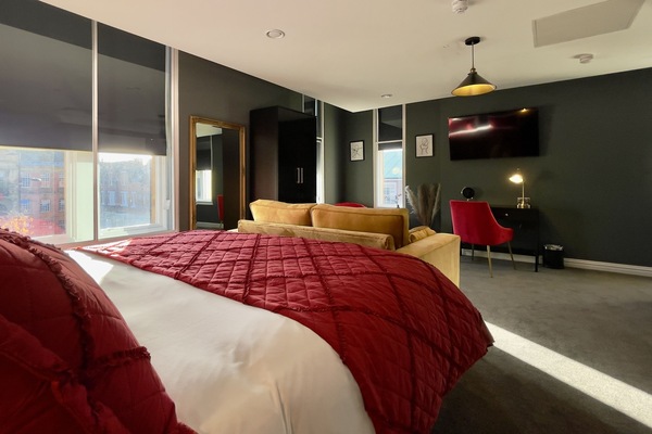 Deluxe Studio Suite | Peralatan tempat tidur premium, tilam berlapik, meja, kalis bunyi