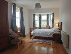3 bedrooms, bed sheets