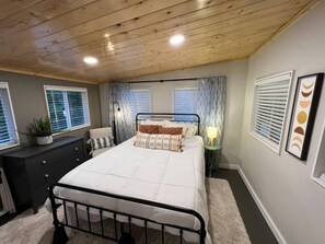 1 bedroom, iron/ironing board, free WiFi, bed sheets - 100 mile view, 2.5 miles to downtown Blowing Rock. (Lenoir)