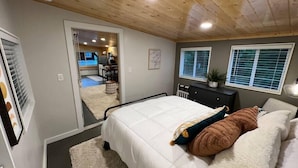 1 bedroom, iron/ironing board, WiFi (free), bed sheets - 100 mile view, 2.5 miles to downtown Blowing Rock. (Lenoir)