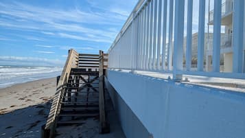 Aan het strand, ligstoelen aan het strand