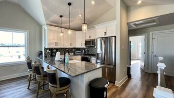 Geladeira, micro-ondas, fogão, cooktop