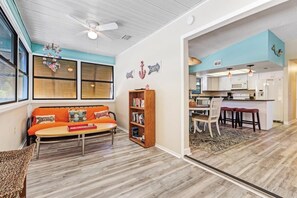 Télévision, livres, espaces bureaux