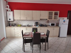 Kühlschrank, Mikrowelle, Herdplatte, Wasserkocher mit Kaffee-/Teezubehör