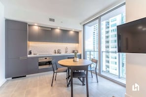 Fridge, microwave, oven, stovetop - Cityscape Balcony with Pool, Gym & Dining (Miami)