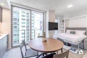 Escritorio, tabla de planchar con plancha, wifi y ropa de cama 