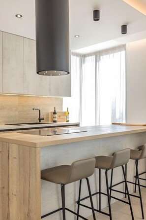 Kjøleskap, mikrobølgeovn, ovn og kokeplater