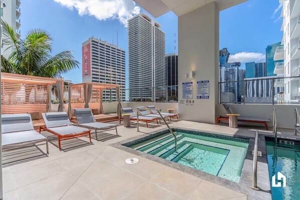 A heated pool - Downtown Miami Studio with Pool & Ocean Views (Miami)