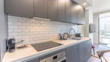 Refrigerador, microondas, horno y parrilla de estufa