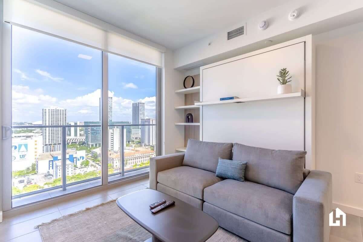 Televisión y oficina 