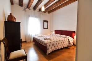 3 bedrooms, in-room safe, desk, iron/ironing board