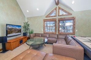 Fernseher, Kamin, Arbeitsbereiche