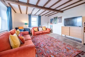 TV, fireplace - Solebay House, Tunstall (Woodbridge)