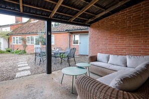 Outdoor dining - Solebay House, Tunstall (Woodbridge)