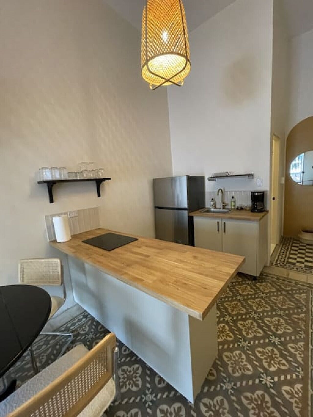 Refrigerador, microondas, parrilla de estufa y cafetera y tetera 