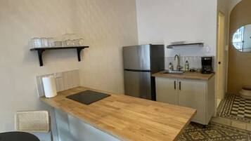 Refrigerador, microondas, parrilla de estufa y cafetera y tetera