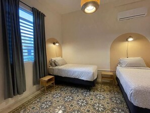 2 habitaciones, escritorio, tabla de planchar con plancha y wifi gratis 