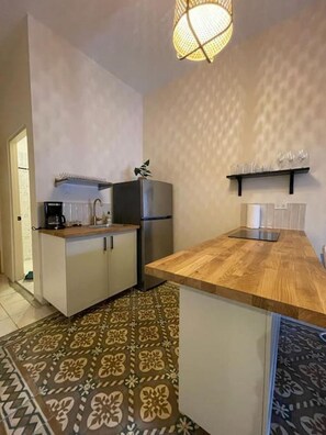 Fridge, microwave, stovetop, coffee/tea maker