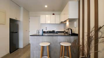 Frigorífico, microondas, horno y placa de cocina