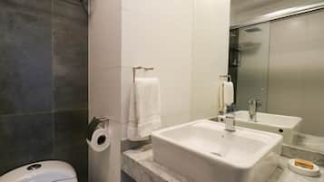 Chuveiro, secador de cabelo, toalhas de banho