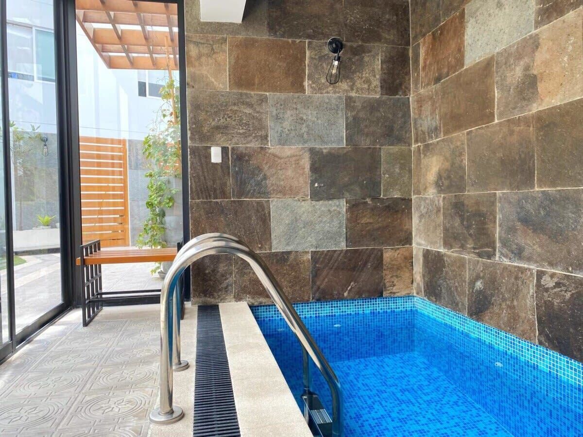 Una piscina cubierta