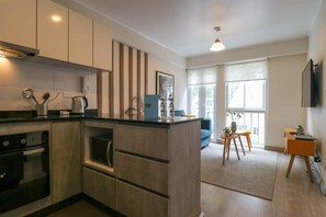 Geladeira, micro-ondas, fogão, cooktop