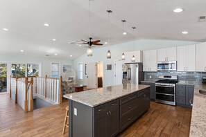 Frigorifero, microonde, forno, piano cottura