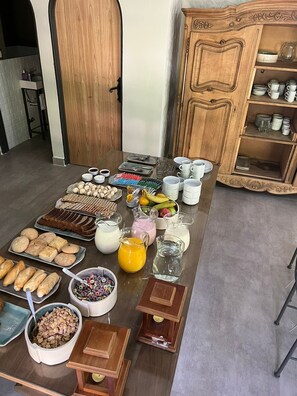 Tägliches inbegriffenes kontinentales Frühstück