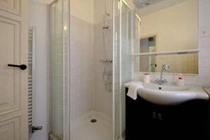 Dusche, Haartrockner, Handtücher, Seife