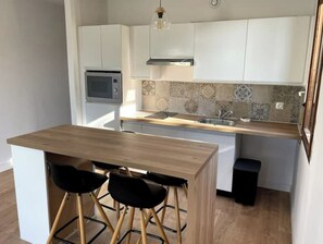 Réfrigérateur, micro-ondes, plaque de cuisson, cafetière/bouilloire