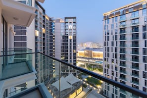 Standaard appartement | Een kluis op de kamer, een bureau, een laptopwerkplek