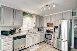 Kylskåp, mikrovågsugn, ugn och spishäll