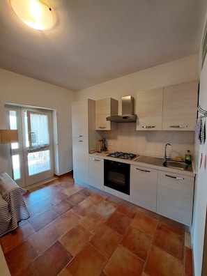 Chambre familiale | Cuisine privée | Réfrigérateur grande capacité avec congélateur, four à micro-ondes