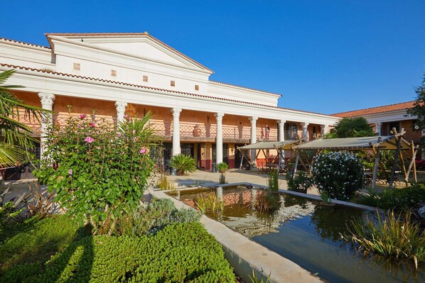 Individually decorated, individually furnished, travel crib, free WiFi