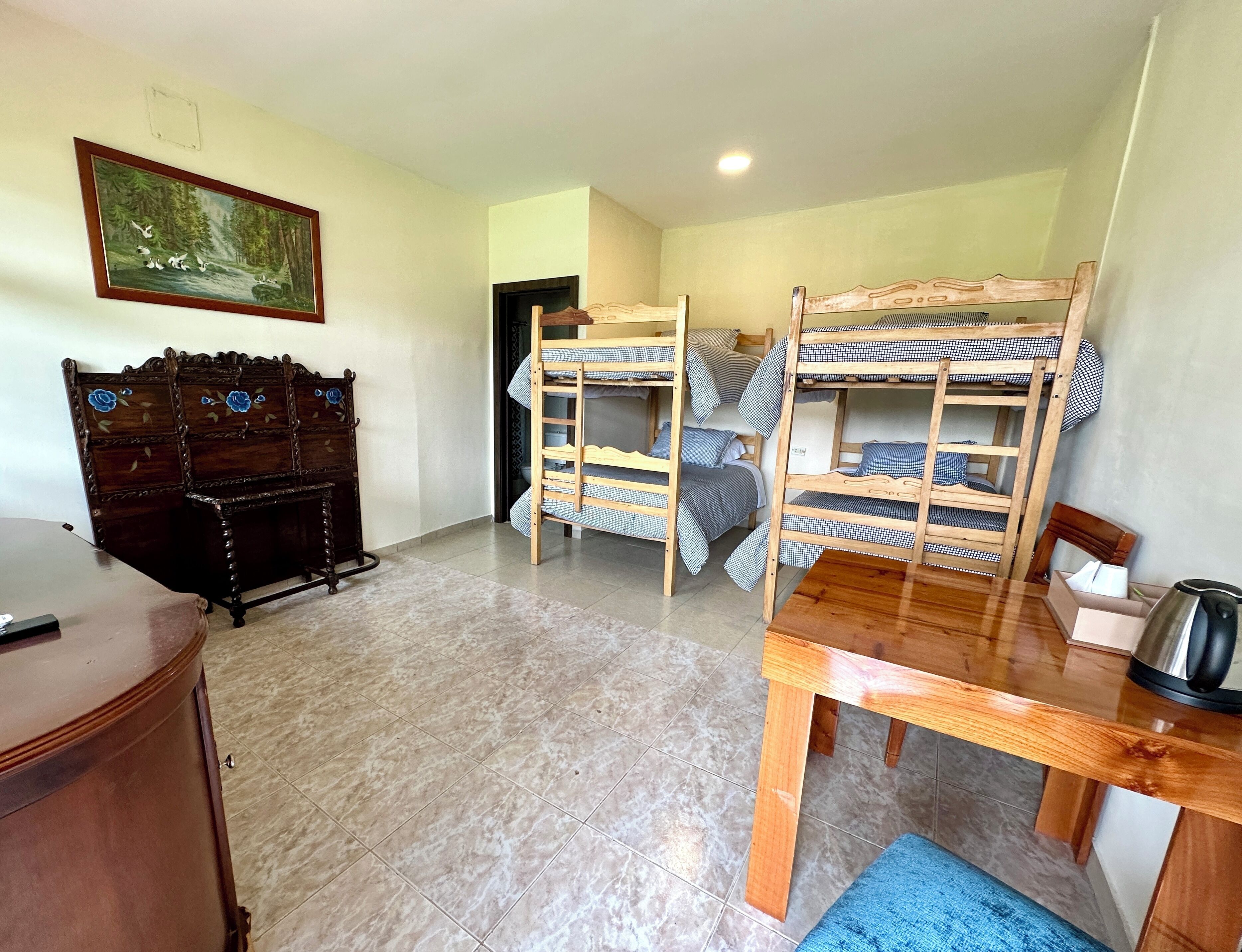 Habitación cuádruple familiar, 1 habitación | Ropa de cama hipoalergénica y decoración individual