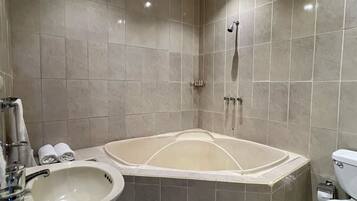 Standard Single Room | Bathroom | Rainfall showerhead, free toiletries, hair dryer, towels