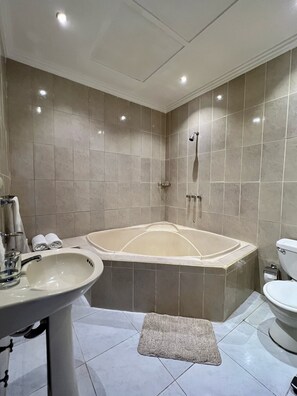 Habitación individual estándar | Baño | Regadera tipo lluvia, amenidades de baño gratuitas, secadora de cabello 