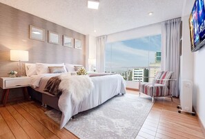 4 habitaciones, escritorio y tabla de planchar con plancha 