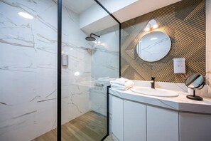 Dusche, Haartrockner, Handtücher, Seife