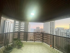 Property grounds - 3 Minutes from Asturias Beach,- great / spacious apartment.Perfect for Family (Guarujá)