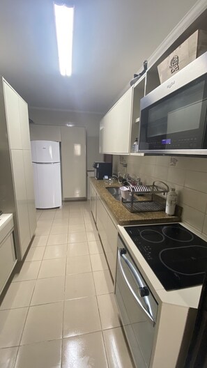 Private kitchen - 3 Minutes from Asturias Beach,- great / spacious apartment.Perfect for Family (Guarujá)